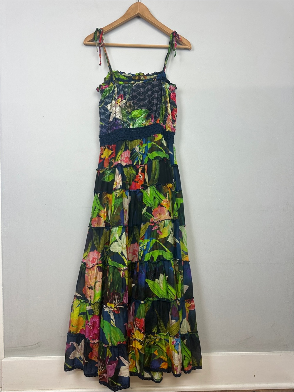 Guess Kinsley Tiered Vibrant Floral Tie Straps Maxi Dress Sz XS - Picture 11 of 16